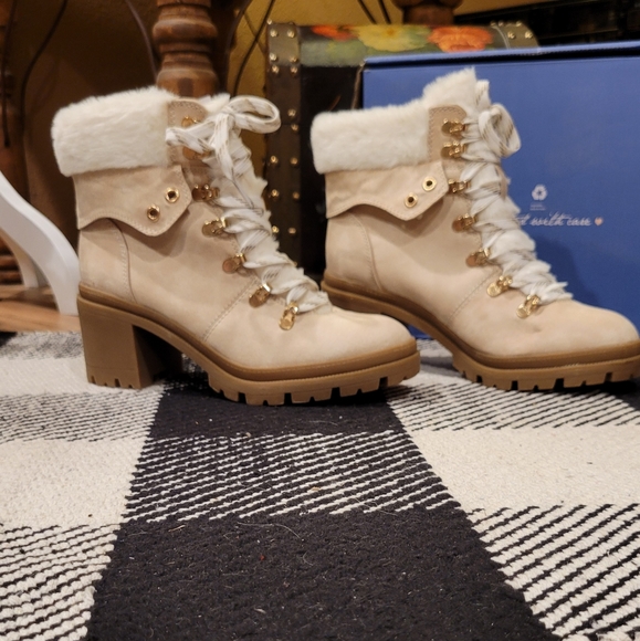 7.5 Jellypop, off white suede like Womens Shoe Boot, Mission - Picture 2 of 10